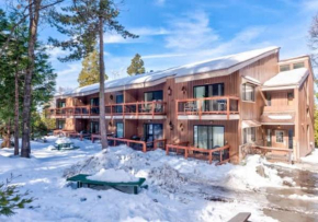 Treetop Condo in Yosemite-Sleeps 6-Balcony